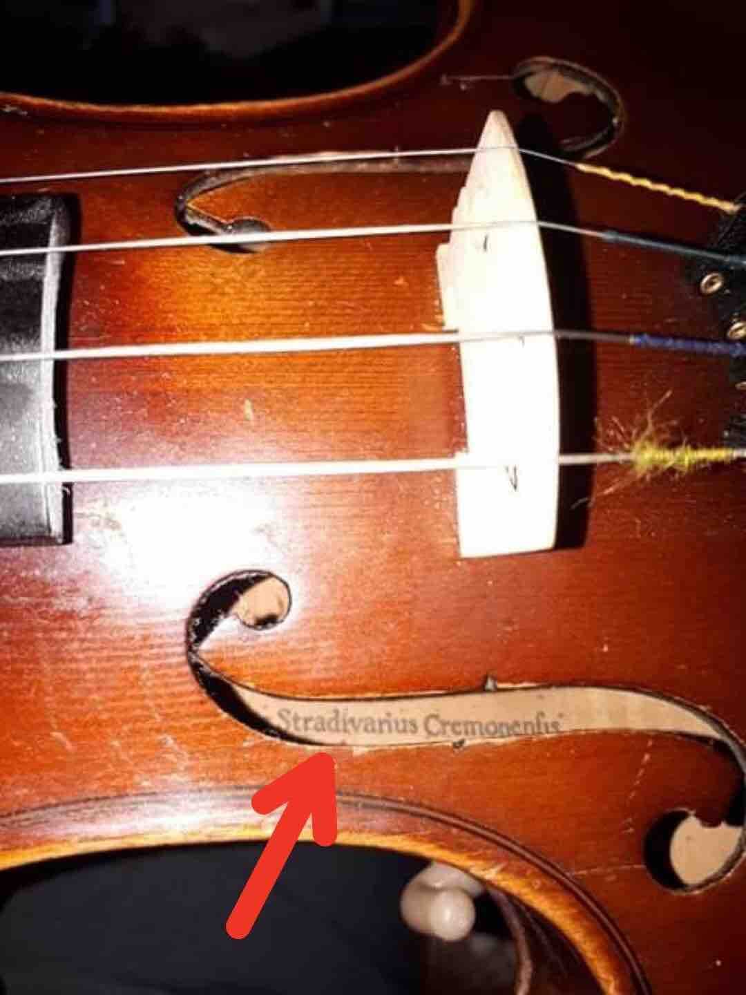 Faux violon Stradivarius attention à l'arnaque.