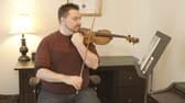 Accorder son violon (pratique). Tutoriel vidéo démontrant comment utiliser les clés et les chevilles du violon pour l'accorder