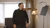 Tenue violon (debout). Possiblement le tutoriel vidéo le plus important de votre formation musicale. Apprenez la technique idéale, la bonne posture et comment bien tenir votre violon.
