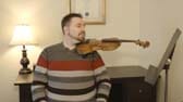 Tenue violon (assis). Apprenez comment tenir votre violon de manière à favoriser votre sonorité lorsque vous jouez assis